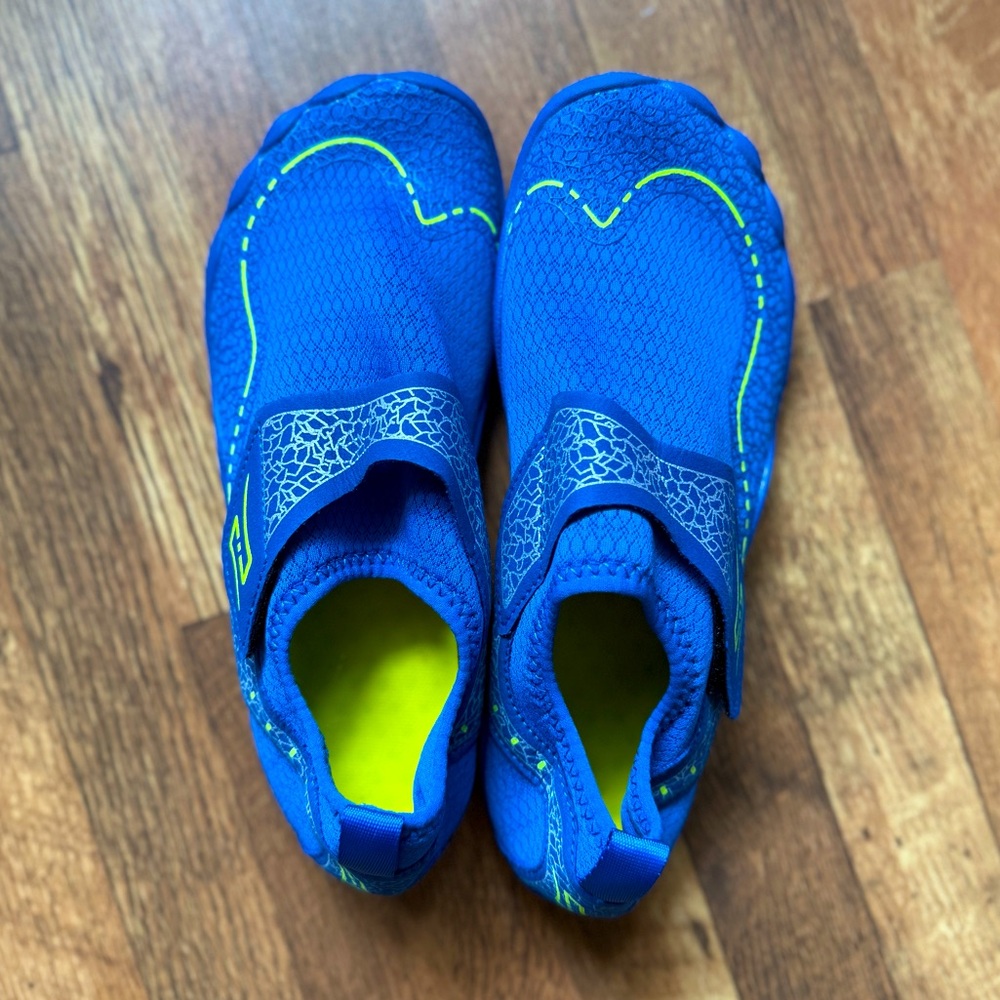 NEW- never worn kids water shoes youth size 5